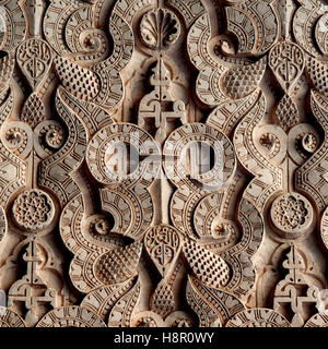 Marrakech, Marocco. Simboli islamici e geometria sacra adornano i soffitti di Ben Youssef madrasa, o collegio islamico. Foto Stock