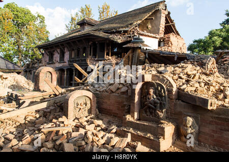 Artefatto danneggiato presso l antica Changu Narayan nella valle di Kathmandu, 7.8M dopo il terremoto ha colpito il 25 aprile 2015. Foto Stock