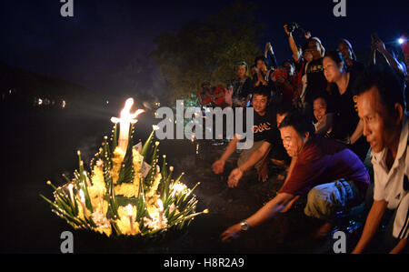 Bandar Seri Begawan, Brunei, 14 novembre 2016. I thailandesi che vivono in Brunei rilasciare acqua lanterne in Bandar Seri Begawan, capitale del Brunei, nov. 14, 2016. La Thailandia del tradizionale Loi krathong Festival o il Festival dell'acqua è venuto il lunedì con oltre 100 i thailandesi che vivono in Brunei rilasciato lanterne di acqua per la pace e la fortuna. (Xinhua/Jeffrey Wong)(yk) Foto Stock