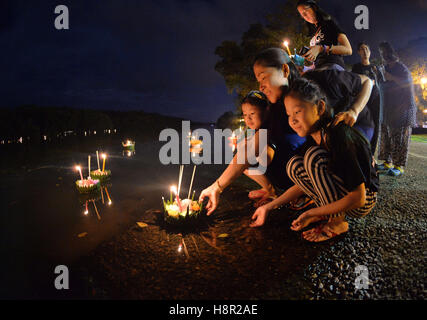 Bandar Seri Begawan, Brunei, 14 novembre 2016. I thailandesi che vivono in Brunei rilasciare acqua lanterne in Bandar Seri Begawan, capitale del Brunei, nov. 14, 2016. La Thailandia del tradizionale Loi krathong Festival o il Festival dell'acqua è venuto il lunedì con oltre 100 i thailandesi che vivono in Brunei rilasciato lanterne di acqua per la pace e la fortuna. (Xinhua/Jeffrey Wong)(yk) Foto Stock