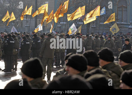 Kiev, Ucraina. Xv Nov, 2016. La polizia e i soldati della guardia nazionale guardia come la gente a prendere parte a un rally di clienti bancari, di fronte il Parlamento ucraino, a Kiev, in Ucraina, il 15 novembre, 2016. I clienti delle banche che hanno perso denaro dopo molti privati e le banche di stato collassato, raccolse di pretendere il risarcimento. Credito: Serg Glovny/ZUMA filo/Alamy Live News Foto Stock