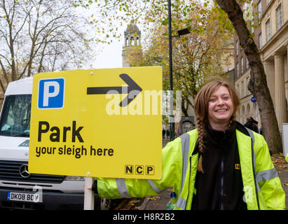 Bristol, Regno Unito. 15 novembre 2016. Parcheggia la slitta qui segno. NCP un'azienda nazionale di parcheggio auto sono segno che postano i parcheggi meno conosciuti a Bristol prima della corsa di Natale. Foto Stock