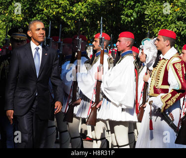 Atene, Grecia,15 novembre 2016. Il Presidente Usa Barack Obama recensioni la guardia presidenziale in Atene. Obama in visita ad Atene per colloqui con la leadership politica. Credito: VASILIS VERVERIDIS/Alamy Live News Foto Stock