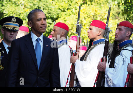 Atene, Grecia,15 novembre 2016. Il Presidente Usa Barack Obama recensioni la guardia presidenziale in Atene. Obama in visita ad Atene per colloqui con la leadership politica. Credito: VASILIS VERVERIDIS/Alamy Live News Foto Stock