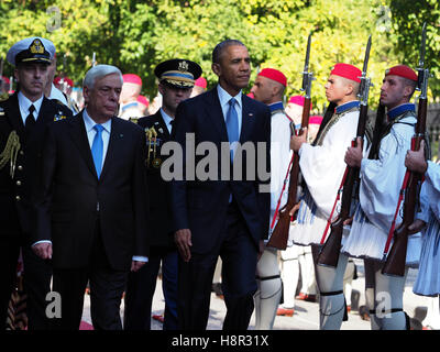 Atene, Grecia,15 novembre 2016. Il Presidente Usa Barack Obama recensioni la guardia presidenziale in Atene. Obama in visita ad Atene per colloqui con la leadership politica. Credito: VASILIS VERVERIDIS/Alamy Live News Foto Stock