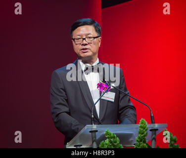 Sydney, Australia. Xv Nov, 2016. Il presidente della Camera di commercio cinese in Australia Hu Shanjun parla al banchetto a Sydney in Australia, nov. 15, 2016. La Camera di commercio cinese in Australia ha segnato un decennio di costruire legami commerciali tra i due paesi con un banchetto martedì sera a Sydney che si conviene la crescente importanza degli scambi e degli investimenti bilaterali. © Zhu Hongye/Xinhua/Alamy Live News Foto Stock