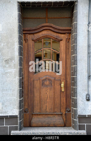 Luckau, Germania. Xiv Nov, 2016. Lo sportello anteriore della ex falegnameria e arredamento società Wilhelm Paternoster, fotografato a Luckau, Germania, 14 novembre 2016. L'edificio a partire dalla seconda metà del XIX secolo è stato faticosamente ristrutturato ed è stato nominato monumento del mese dal gruppo di lavoro "Le città con un historicak centro città dello stato del Brandeburgo. Foto: Bernd Settnik/dpa/Alamy Live News Foto Stock