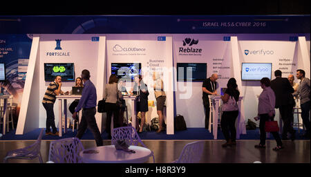 Tel Aviv, Israele. Xv Nov, 2016. La gente visita la 4a Mostra e convegno internazionale su Homeland Security e Cyber a Tel Aviv Convention Center, Israele, nov. 15, 2016. Le bacheche espositive 160 società israeliana, che offre alcune delle più innovative ed avanzate tecnologie nel campo. © Guo Yu/Xinhua/Alamy Live News Foto Stock