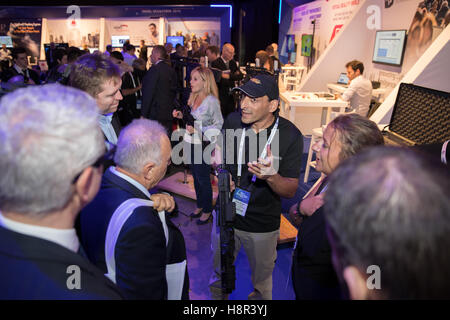 Tel Aviv, Israele. Xv Nov, 2016. La gente visita la 4a Mostra e convegno internazionale su Homeland Security e Cyber a Tel Aviv Convention Center, Israele, nov. 15, 2016. Le bacheche espositive 160 società israeliana, che offre alcune delle più innovative ed avanzate tecnologie nel campo. © Guo Yu/Xinhua/Alamy Live News Foto Stock