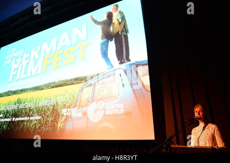 Sydney, Australia. Xv Nov, 2016. Sonja Griegoschewski, direttore della Australian Goethe Institute apre la xv tedesco Film Festival a Sydney in Australia, 15 novembre 2016. Il due-settimana lungo evento iniziato con il film 'Tschick'. Foto: Subel Bhandari/dpa/Alamy Live News Foto Stock