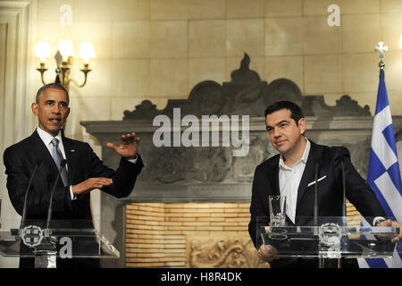 Atene, Grecia. Xv Nov, 2016. Stati Uniti Il presidente Barack Obama, destro e il Primo Ministro greco Alexis Tsipras tenere una conferenza stampa dopo il loro incontro a Maximos Mansion in Atene Credito: VASILIS VERVERIDIS/Alamy Live News Foto Stock