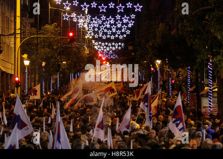 Atene, Grecia. Il 15 novembre 2016. Migliaia di persone in corteo attraverso il centro di Atene. Migliaia di manifestanti hanno seguito la chiamata dall'Unione Comunista PAME e gruppi anarchici a venire per le strade di Atene e di protesta contro la visita del Presidente degli Stati Uniti Barack Obama. La protesta si è conclusa con scontri tra dimostranti e polizia. Manifestanti gettare bombe molotov contro i poliziotti che hanno risposto con gas lacrimogeni. Credito: Michael Debets/Alamy Live News Foto Stock