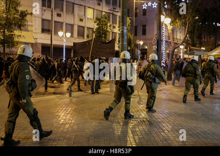 Atene, Grecia. Il 15 novembre 2016. Gli ufficiali di polizia seguire la marcia di protesta. Migliaia di manifestanti hanno seguito la chiamata dall'Unione Comunista PAME e gruppi anarchici a venire per le strade di Atene e di protesta contro la visita del Presidente degli Stati Uniti Barack Obama. La protesta si è conclusa con scontri tra dimostranti e polizia. Manifestanti gettare bombe molotov contro i poliziotti che hanno risposto con gas lacrimogeni. Credito: Michael Debets/Alamy Live News Foto Stock