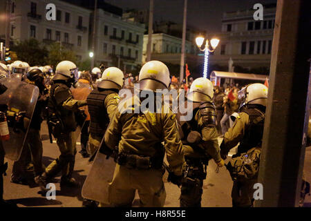 Atene, Grecia. Il 15 novembre 2016. Gli ufficiali di polizia di attendere per l'attacco da parte dei dimostranti. Migliaia di manifestanti hanno seguito la chiamata dall'Unione Comunista PAME e gruppi anarchici a venire per le strade di Atene e di protesta contro la visita del Presidente degli Stati Uniti Barack Obama. La protesta si è conclusa con scontri tra dimostranti e polizia. Manifestanti gettare bombe molotov contro i poliziotti che hanno risposto con gas lacrimogeni. Credito: Michael Debets/Alamy Live News Foto Stock