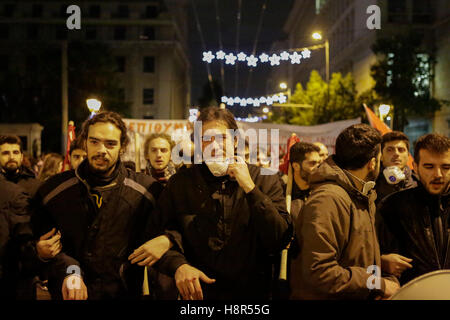 Atene, Grecia. Il 15 novembre 2016. I manifestanti hanno bracci collegati per formare una catena umana. Migliaia di manifestanti hanno seguito la chiamata dall'Unione Comunista PAME e gruppi anarchici a venire per le strade di Atene e di protesta contro la visita del Presidente degli Stati Uniti Barack Obama. La protesta si è conclusa con scontri tra dimostranti e polizia. Manifestanti gettare bombe molotov contro i poliziotti che hanno risposto con gas lacrimogeni. Credito: Michael Debets/Alamy Live News Foto Stock