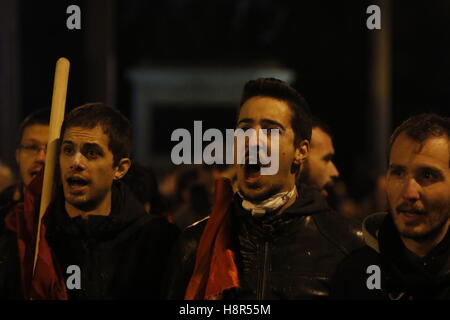 Atene, Grecia. Il 15 novembre 2016. Un manifestante grida slogan. Migliaia di manifestanti hanno seguito la chiamata dall'Unione Comunista PAME e gruppi anarchici a venire per le strade di Atene e di protesta contro la visita del Presidente degli Stati Uniti Barack Obama. La protesta si è conclusa con scontri tra dimostranti e polizia. Manifestanti gettare bombe molotov contro i poliziotti che hanno risposto con gas lacrimogeni. Credito: Michael Debets/Alamy Live News Foto Stock