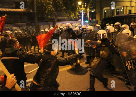 Atene, Grecia. Xv Nov, 2016. Polizia e manifestanti si scontrano durante una manifestazione di protesta contro la visita del Presidente degli Stati Uniti Barack Obama per la Grecia. Polizia greca detta circa 3.000 anarchici, gruppo leftwing sostenitori e gli studenti hanno marciato attraverso il centro di Atene, per protestare contro la uscente DEGLI STATI UNITI Presidente della visita. Credito: Aristidis Vafeiadakis/ZUMA filo/Alamy Live News Foto Stock