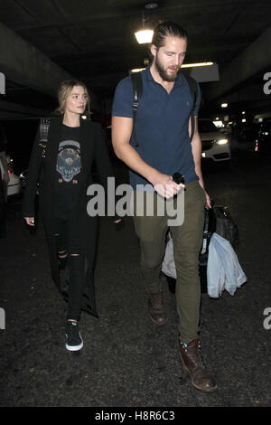 Los Angeles, Ca, Stati Uniti d'America. Xv Nov, 2016. Margot Robbie e Tom Ackerley visto presso l'Aeroporto di Los Angeles il 15 novembre 2016 a Los Angeles, California. Credito: Giovanni Misa/media/punzone Alamy Live News Foto Stock