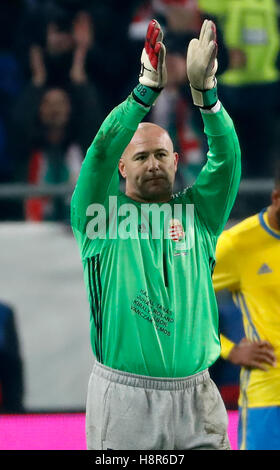 Budapest, Ungheria. 15 Novembre, 2016. Il portiere Gabor KIRALY di Ungheria ringrazia i tifosi durante la International amichevole tra l' Ungheria e la Svezia a Groupama Arena il 15 novembre 2016 a Budapest, Ungheria. Questa partita è stata l'ultima squadra nazionale aspetto del leggendario portiere. Credito: Laszlo Szirtesi/Alamy Live News Foto Stock