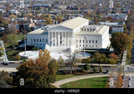 Washington, DC, Stati Uniti d'America.15 novembre 2016. La Corte suprema degli Stati Uniti edificio può essere visto dalla parte superiore della recentemente ristrutturato il Campidoglio US dome, Novembre 15, 2016 a Washington, DC Credito: MediaPunch Inc/Alamy Live News Foto Stock