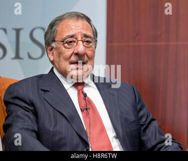 Washington, DC, Stati Uniti. , . L'ex Segretario alla Difesa e Direttore della CIA, Leon Panetta, parla al Centro di Studi strategici e internazionali sul lancio del programma "Turning Point - A New Comprehensive Strategy for Countrive violent estremism". Credit: B Christopher/Alamy Live News Foto Stock