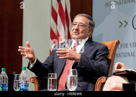 Washington, DC, Stati Uniti. , . L'ex Segretario alla Difesa e Direttore della CIA, Leon Panetta, parla al Centro di Studi strategici e internazionali sul lancio del programma "Turning Point - A New Comprehensive Strategy for Countrive violent estremism". Credit: B Christopher/Alamy Live News Foto Stock