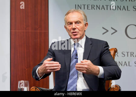 Washington, DC, Stati Uniti. , . L'ex primo ministro britannico Tony Blair parla al Center for Strategic & International Studies sul lancio del programma "Turning Point - A New Comprehensive Strategy for Countrive contro l'estremismo violento". Credit: B Christopher/Alamy Live News Foto Stock