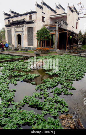 Wuyuan, la Cina della provincia di Jiangxi. Xv Nov, 2016. La gente guarda Hui-architettura di stile in un giardino nella contea di Wuyuan, Cina orientale della provincia di Jiangxi, nov. 15, 2016. Situato nella zona di confine di est della Cina di Jiangxi, Zhejiang e Anhui Province, Wuyuan attrae molti visitatori con la sua caratteristica architettura e l'ambiente. © Li Mingfang/Xinhua/Alamy Live News Foto Stock