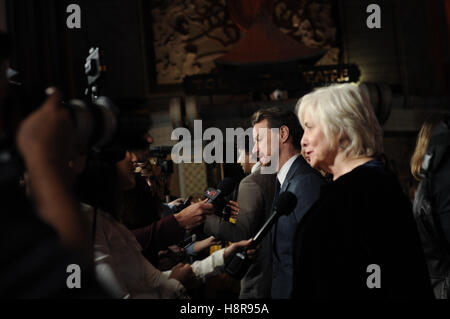Hollywood, CALIFORNIA, Stati Uniti. 15 novembre 2016. 15 novembre 2016 - Hollywood, California. James McAvoy, Betty Buckley. AFI FEST 2016 presentato da Audi - proiezione della Universal Pictures ''Split'' tenutasi al TCL Chinese Theater. Credito fotografico: Birdie Thompson credito: Birdie Thompson /Alamy Live News Foto Stock