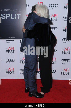 Hollywood, CA, Stati Uniti d'America. Xv Nov, 2016. 15 Novembre 2016 - Hollywood, California. James McAvoy, Betty Buckley. AFI FEST 2016 presentato da Audi - Screening di Universal Pictures' ''Split'" tenutasi presso la TCL Teatro Cinese. Photo credit: Birdie Thompson/AdMedia Credito: Birdie Thompson/AdMedia/ZUMA filo/Alamy Live News Foto Stock