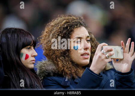 Milano, Italia. 15 Novembre, 2016. Italian fan femminili con comodo, selfie Italia - Germania 0-0 amichevole a Novembre 15, 2016 a Milano, Italia Credito: Peter Schatz / Alamy Live News Foto Stock