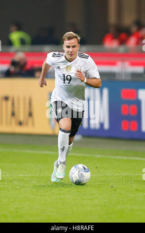 Milano, Italia. 15 Novembre, 2016. Mario GOETZE, DFB 19 Azione con palla, figura intera, rilascio, singola immagine, ritratto, azione, tutto il corpo, a colpo singolo, sfera di azione di accettazione, palla gestione, Italia - Germania 0-0 amichevole a Novembre 15, 2016 a Milano, Italia Credito: Peter Schatz / Alamy Live News Foto Stock