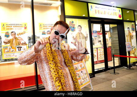 Tokyo, Giappone. 16 Novembre, 2016. Un membro del personale vestito come Pikotaro esegue al di fuori del Pen-Pineapple-Apple-Pen Cafe a Novembre 16, 2016, Tokyo, Giappone. Comico giapponese Pikotaro (Piko Taro,) che ha ricevuto un Guinness World Record per la sua canzone ''PPAP'' essendo il più breve mai per accedere al tabellone per le affissioni 100 caldi il mese scorso ha aperto il primo PPAP cafe a landmark Tokyo Skytree. Il cafe menù include piatti di ananas e a forma di cioccolato ''penna'' bastoni. Il ramo è il primo al mondo gazzetta PPAP Cafe ed è aperto fino a novembre 20th. Credito: Rodrigo Reyes Marin/AFLO/Alamy Live News Foto Stock