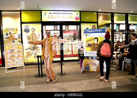 Tokyo, Giappone. 16 Novembre, 2016. Un membro del personale vestito come Pikotaro esegue al di fuori del Pen-Pineapple-Apple-Pen Cafe a Novembre 16, 2016, Tokyo, Giappone. Comico giapponese Pikotaro (Piko Taro,) che ha ricevuto un Guinness World Record per la sua canzone ''PPAP'' essendo il più breve mai per accedere al tabellone per le affissioni 100 caldi il mese scorso ha aperto il primo PPAP cafe a landmark Tokyo Skytree. Il cafe menù include piatti di ananas e a forma di cioccolato ''penna'' bastoni. Il ramo è il primo al mondo gazzetta PPAP Cafe ed è aperto fino a novembre 20th. Credito: Rodrigo Reyes Marin/AFLO/Alamy Live News Foto Stock