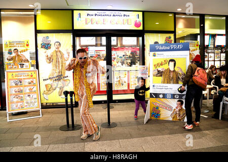 Tokyo, Giappone. 16 Novembre, 2016. Un membro del personale vestito come Pikotaro esegue al di fuori del Pen-Pineapple-Apple-Pen Cafe a Novembre 16, 2016, Tokyo, Giappone. Comico giapponese Pikotaro (Piko Taro,) che ha ricevuto un Guinness World Record per la sua canzone ''PPAP'' essendo il più breve mai per accedere al tabellone per le affissioni 100 caldi il mese scorso ha aperto il primo PPAP cafe a landmark Tokyo Skytree. Il cafe menù include piatti di ananas e a forma di cioccolato ''penna'' bastoni. Il ramo è il primo al mondo gazzetta PPAP Cafe ed è aperto fino a novembre 20th. Credito: Rodrigo Reyes Marin/AFLO/Alamy Live News Foto Stock