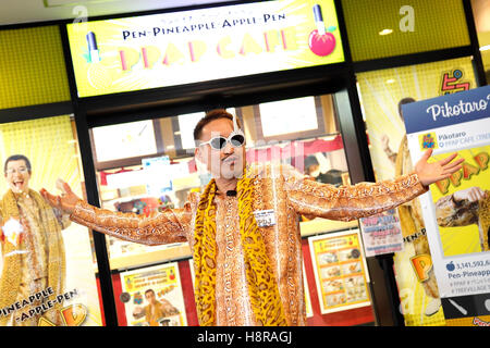 Tokyo, Giappone. 16 Novembre, 2016. Un membro del personale vestito come Pikotaro esegue al di fuori del Pen-Pineapple-Apple-Pen Cafe a Novembre 16, 2016, Tokyo, Giappone. Comico giapponese Pikotaro (Piko Taro,) che ha ricevuto un Guinness World Record per la sua canzone ''PPAP'' essendo il più breve mai per accedere al tabellone per le affissioni 100 caldi il mese scorso ha aperto il primo PPAP cafe a landmark Tokyo Skytree. Il cafe menù include piatti di ananas e a forma di cioccolato ''penna'' bastoni. Il ramo è il primo al mondo gazzetta PPAP Cafe ed è aperto fino a novembre 20th. Credito: Rodrigo Reyes Marin/AFLO/Alamy Live News Foto Stock