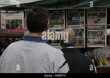 Atene, Grecia. Il 16 novembre 2016. Due uomini greca leggere circa la visita del Presidente degli Stati Uniti Obama nel giornale a un kiosk.T egli Presidente degli Stati Uniti d'America, Barack Obama, arrivati ad Atene come la prima tappa del suo ultimo tour all'estero come presidente degli Stati Uniti d'America, che lo condurrà in Grecia, in Germania e in Perù. Credito: Michael Debets/Alamy Live News Foto Stock