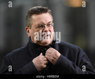 Milano, Italia. Xv Nov, 2016. DFB Presidente Reinhard Grindel arriva internazionale per la partita di calcio tra Italia e Germania in Stadio Giuseppe Meazza di Milano, Italia, 15 novembre 2016. Foto: GUIDO KIRCHNER/dpa/Alamy Live News Foto Stock