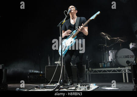 Milano, Italia. Il 15 novembre 2016. L'inglese band alternative rock placebo si esibisce dal vivo sul palco al Mediolanum Forum durante il '20 Anni Tour' Credito: Rodolfo Sassano/Alamy Live News Foto Stock