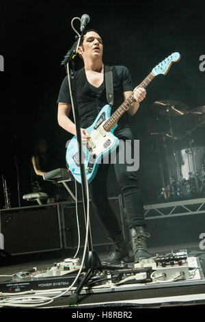 Milano, Italia. Il 15 novembre 2016. L'inglese band alternative rock placebo si esibisce dal vivo sul palco al Mediolanum Forum durante il '20 Anni Tour' Credito: Rodolfo Sassano/Alamy Live News Foto Stock