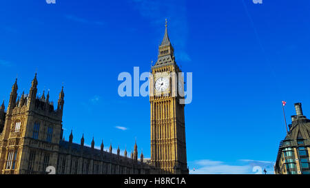 Westminster, Londra, Regno Unito. Xvi Nov, 2016. La mattina presto autunno sunshines sul Big Ben Credito: Dinendra Haria/Alamy Live News Foto Stock