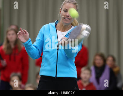 Amburgo, Germania. Xvi Nov, 2016. Il primo mondo classificato giocatore di tennis, Angelique Kerber, sta giocando a tennis con una padella ad Amburgo, Germania, 16 novembre 2016. Foto: Christian Charisius/dpa/Alamy Live News Foto Stock