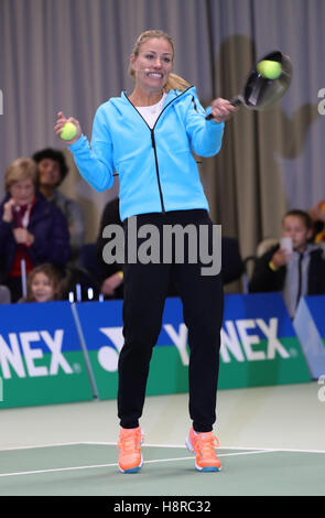 Amburgo, Germania. Xvi Nov, 2016. Il primo mondo classificato giocatore di tennis, Angelique Kerber, sta giocando a tennis con una padella ad Amburgo, Germania, 16 novembre 2016. Foto: Christian Charisius/dpa/Alamy Live News Foto Stock