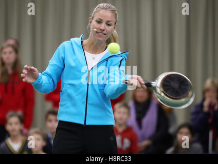 Amburgo, Germania. Xvi Nov, 2016. Il primo mondo classificato giocatore di tennis, Angelique Kerber, sta giocando a tennis con una padella ad Amburgo, Germania, 16 novembre 2016. Foto: Christian Charisius/dpa/Alamy Live News Foto Stock