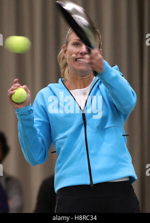 Amburgo, Germania. Xvi Nov, 2016. Il primo mondo classificato giocatore di tennis, Angelique Kerber, sta giocando a tennis con una padella ad Amburgo, Germania, 16 novembre 2016. Foto: Christian Charisius/dpa/Alamy Live News Foto Stock