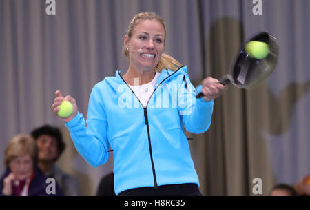 Amburgo, Germania. Xvi Nov, 2016. Il primo mondo classificato giocatore di tennis, Angelique Kerber, sta giocando a tennis con una padella ad Amburgo, Germania, 16 novembre 2016. Foto: Christian Charisius/dpa/Alamy Live News Foto Stock