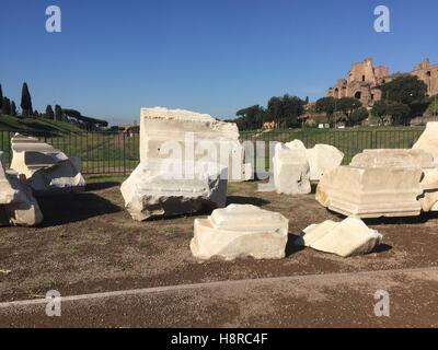 Roma, Italia. Xvi Nov, 2016. Rimane dell'Arco di Tito che sono stati scoperti durante gli scavi presso il Circo Massimo di Roma, Italia, 16 novembre 2016. Per più di sei anni, gli archeologi hanno scavato, cui blocchi di marmo, reso libero nei corridoi e un sentiero fortificato da cui i visitatori possono vedere i 600 metri di lunghezza e 140 metri di ampio campo tra Palatino e Aventino colline nel centro della citta'. Foto: Annette Reuther/dpa/Alamy Live News Foto Stock