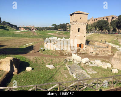 Roma, Italia. Xvi Nov, 2016. Vista la recente apertura del sito archeologico del Circo Massimo di Roma, Italia, 16 novembre 2016. Per più di sei anni, gli archeologi hanno scavato, cui blocchi di marmo, reso libero nei corridoi e un sentiero fortificato da cui i visitatori possono vedere i 600 metri di lunghezza e 140 metri di ampio campo tra Palatino e Aventino colline nel centro della citta'. Foto: Annette Reuther/dpa/Alamy Live News Foto Stock