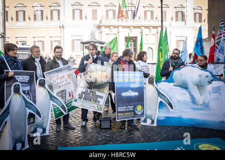 Roma, Italia. Xvi Nov, 2016. premere il tasto conferenza dal titolo "30 anni della nascita di Giuseppe Verdi. Presentazionein Piazza Montecitorio un documento/libro che parla delle conquiste fatte in Parlamento, le vecchie battaglie e reso di nuovo per l'Italia" Credito: Andrea Ronchini/Alamy Live News Foto Stock