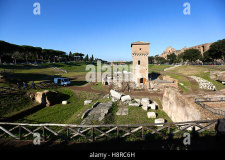 Roma, Italia. Xvi Nov, 2016. Foto scattata il 9 novembre 16, 2016 mostra il sito archeologico del Circo Massimo di Roma, Italia. L antico romano chariot racing stadium di Circo Massimo sarà riaperto al pubblico il 9 novembre 17, 2016 dopo il suo restauro. Credito: Jin Yu/Xinhua/Alamy Live News Foto Stock